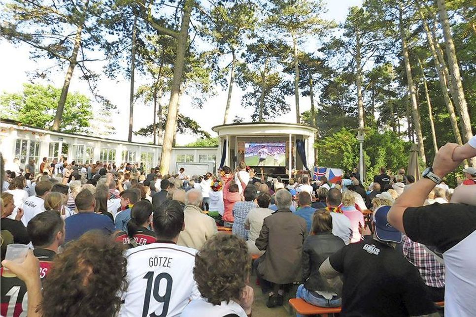 Wie bei der Fußball-EM vor zwei Jahren wird auch zur Fußball-WM Public Viewing an der Trinkkurhalle in Timmendorfer Strand angeboten. (Foto: TSNT)