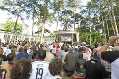 Wie bei der Fußball-EM vor zwei Jahren wird auch zur Fußball-WM Public Viewing an der Trinkkurhalle in Timmendorfer Strand angeboten. (Foto: TSNT)