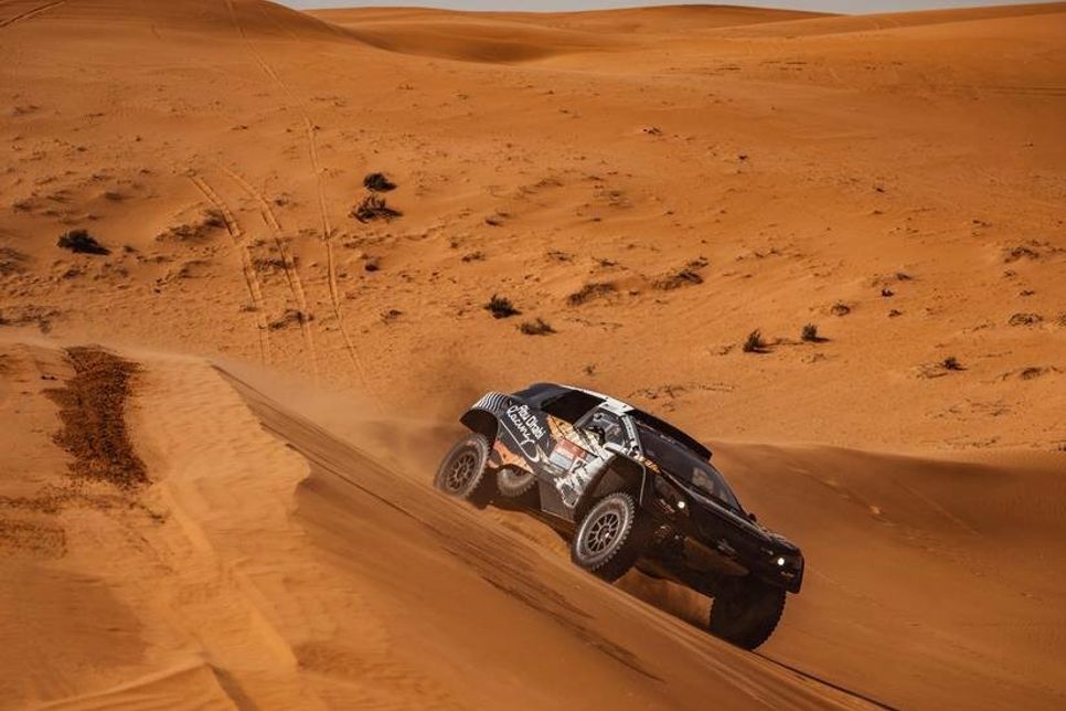 Schmale Schotterpfade, Dünen, knifflige Wegsuche in Tälern und Wadis als maximale Herausforderung für Scheich Khalid Al-Qassimi und Dirk von Zitzewitz. Foto: MCH Photo