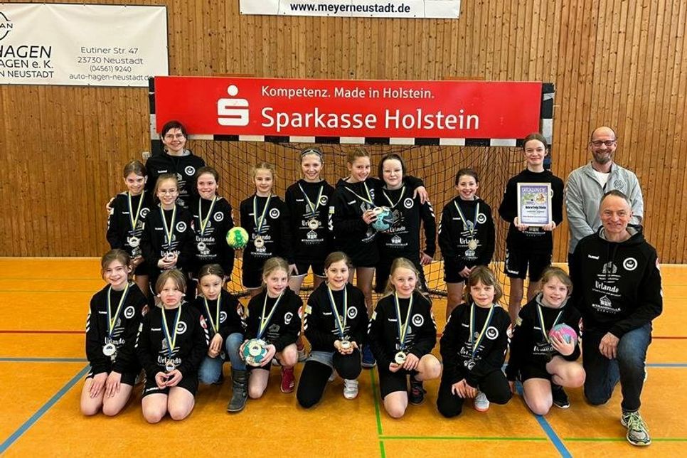 Karlotta Johannsen, Leonie Wittenberg, Co-Trainerin Thekla Hopp, Stina Meier, Evelyn Lewis zum Felde, Amelie Gerthenrich, Frieda Graeber, Eni Peters, Jocal Reichhardt, Jella Schramm und vom Kreishandballverband Torsten Dittler (hinten v. lks.); Lina Dorscht, Bellakathrin Stephan, Lucy Zilian, Jula John, Lara Schroeder, Melina Krüger, Marie Pingel, Freyja Münz und Trainer Sönke Holst (vorne v. lks.).