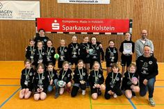 Karlotta Johannsen, Leonie Wittenberg, Co-Trainerin Thekla Hopp, Stina Meier, Evelyn Lewis zum Felde, Amelie Gerthenrich, Frieda Graeber, Eni Peters, Jocal Reichhardt, Jella Schramm und vom Kreishandballverband Torsten Dittler (hinten v. lks.); Lina Dorscht, Bellakathrin Stephan, Lucy Zilian, Jula John, Lara Schroeder, Melina Krüger, Marie Pingel, Freyja Münz und Trainer Sönke Holst (vorne v. lks.).