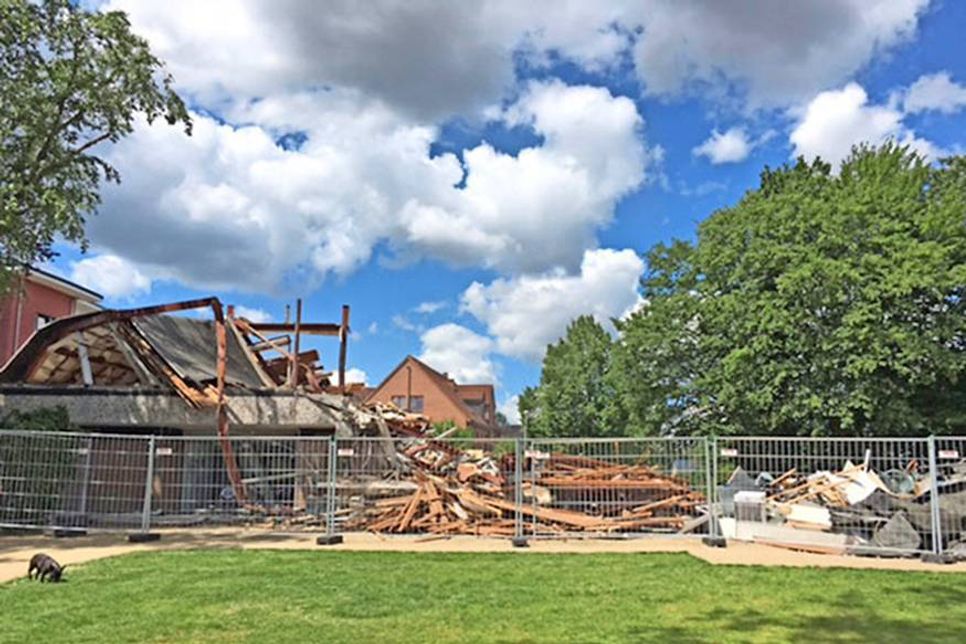 Dieser Anblick bot sich am vergangenen Freitag den Passanten in der Stadtbucht – vom Haus des Gastes, einem Streitpunkt über Jahre hinweg, bleibt nur noch ein Haufen Holz und Steine.