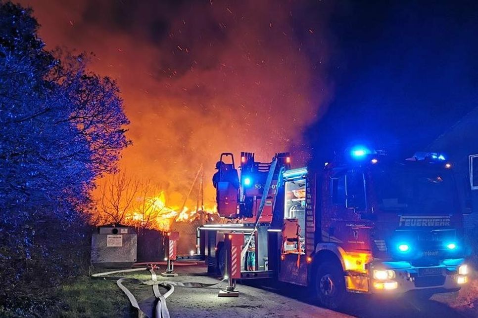 Der Sachschaden beläuft sich auf circa 150.000 Euro.