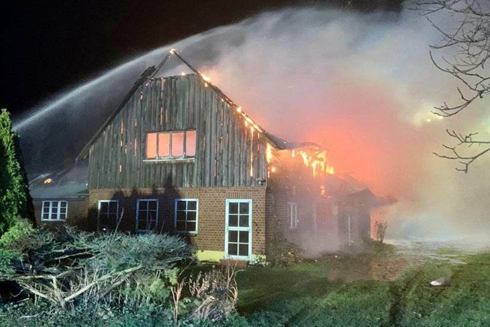 Das Gebäude konnte nicht mehr gerettet werden und brannte bis auf die Grundmauern nieder.