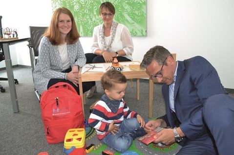 Wiebke Watzlawek (v. lks.) von Familie &amp; Beruf begrüßt den ZVO als 18. Partner der Kindernotfallbetreuung. Über die Vereinbarung freuen sich nicht nur die Gleichstellungsbeauftragte Stephanie Stürholdt, sondern auch der Personalleiter des ZVO Uwe Jürgens samt Sohnemann Julius.