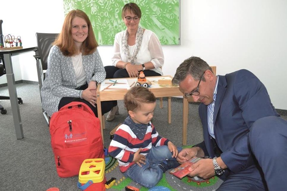 Wiebke Watzlawek (v. lks.) von Familie &amp; Beruf begrüßt den ZVO als 18. Partner der Kindernotfallbetreuung. Über die Vereinbarung freuen sich nicht nur die Gleichstellungsbeauftragte Stephanie Stürholdt, sondern auch der Personalleiter des ZVO Uwe Jürgens samt Sohnemann Julius.