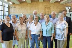 Ratekaus Bürgermeister Thomas Keller (r.) mit dem frisch gewählten Seniorenrat: Marion Schmidt (v.l.), Ursula Schell, Hilke Bannow, Roswitha Friedrichsen, Erika Behrendt, Uwe Daube, Renate Pahlke, Reiner Kock, Rosemarie und Dieter Dammast sowie Monika Milnikel. (Foto: Stefan Setje-Eilers)