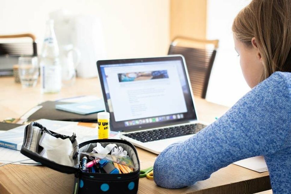 Als Kontaktpersonen können Schülerinnen und Schüler sowie Kinder in den Angeboten der Kinderbetreuung bereits nach fünf Tagen mit einem negativen Antigen-Schnelltest oder PCR-Test vorzeitig die Quarantäne verlassen.