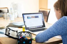 Als Kontaktpersonen können Schülerinnen und Schüler sowie Kinder in den Angeboten der Kinderbetreuung bereits nach fünf Tagen mit einem negativen Antigen-Schnelltest oder PCR-Test vorzeitig die Quarantäne verlassen.