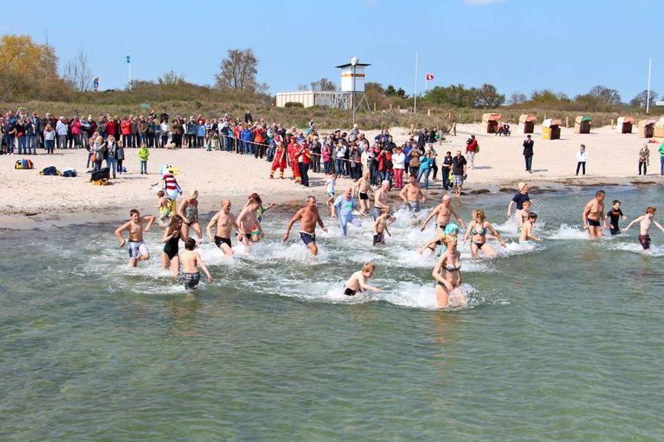 Beherzt ging es in die sechs Grad kalte Ostsee.