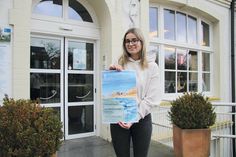 TSNT-Azubi Louisa Ernst freut sich auf den diesjährigen Timmendorfer Kunstwettbewerb unter dem Motto „100 Jahre Hafenliebe“.