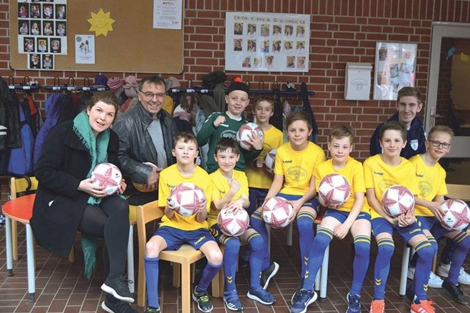 Stockelsdorfs Bürgermeisterin Julia Samtleben und Bürgervorsteher Manfred Beckmann gratulierten Coach Jonah Brunner und seinem Futsal-Team zum Gewinn der Landesmeisterschaft.