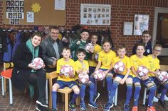 Stockelsdorfs Bürgermeisterin Julia Samtleben und Bürgervorsteher Manfred Beckmann gratulierten Coach Jonah Brunner und seinem Futsal-Team zum Gewinn der Landesmeisterschaft.