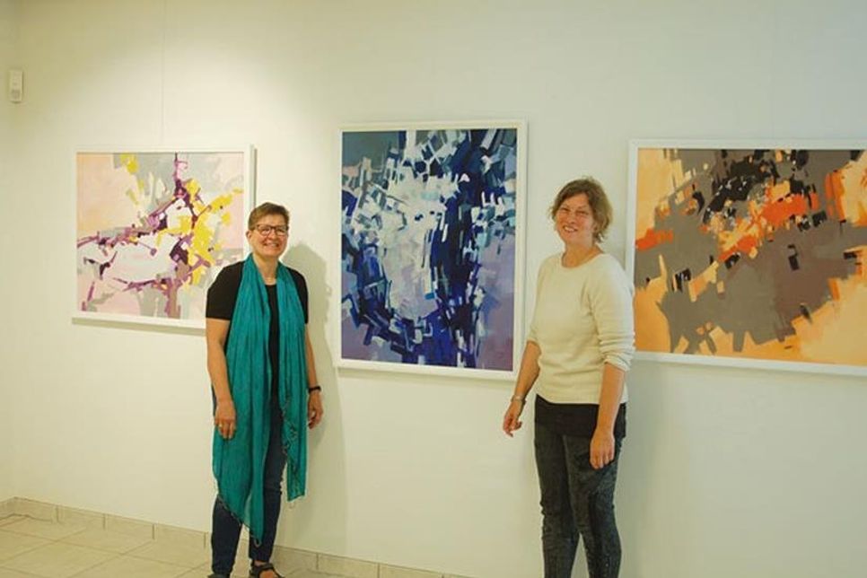 Museumsleiterin Dr. Sabine Behrens (rechts) und Sigrid Paulsen-McCord stellen diesmal einen Heikendorfer Künstler der Öffentlichkeit vor.