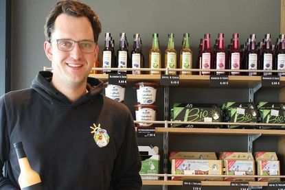 Oliver Schuldt vom Grömitzer Hühnerhof ist unter anderem mit legefrischen Bio-Eiern dabei.