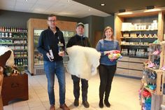 Stefan Sköries, Phil Marschall und Hellen Heese (v. lks.) in der Puck-Filiale in der Seestraße 9, die sich nun als Schlaraffenland für Fans regionaler Köstlichkeiten präsentiert.