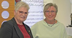 Roswitha Wunsch (links) und Claudia Off von der Praxis ohne Grenzen freuen sich, einem ihrer Patienten dank der Unterstützung weiterhelfen zu können.
