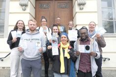 Spiegelkarten für die Demokratie sind das Ergebnis eines interkommunalen Dialogs: Emma Kunz (Gemeinde Malente), Tim Törper (Amt Großer Plöner See), Mareike Hauff (Stadt Plön), Madeleine George (Gemeinde Malente), Holger Beiroth (Dersau/Amt Großer Plöner See), Bettina Peschko-Dinzad, Leonie Fuhl, Denzel Egbol und Sophia Schutte (Stadt Eutin, v.li.) wollen ein Zeichen setzen.