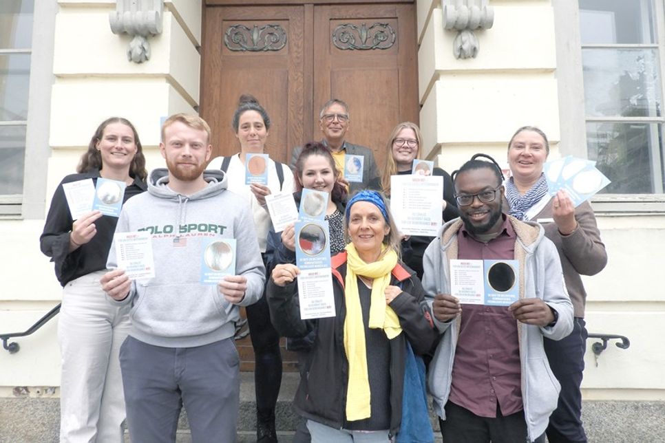Spiegelkarten für die Demokratie sind das Ergebnis eines interkommunalen Dialogs: Emma Kunz (Gemeinde Malente), Tim Törper (Amt Großer Plöner See), Mareike Hauff (Stadt Plön), Madeleine George (Gemeinde Malente), Holger Beiroth (Dersau/Amt Großer Plöner See), Bettina Peschko-Dinzad, Leonie Fuhl, Denzel Egbol und Sophia Schutte (Stadt Eutin, v.li.) wollen ein Zeichen setzen.