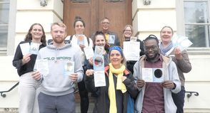 Spiegelkarten für die Demokratie sind das Ergebnis eines interkommunalen Dialogs: Emma Kunz (Gemeinde Malente), Tim Törper (Amt Großer Plöner See), Mareike Hauff (Stadt Plön), Madeleine George (Gemeinde Malente), Holger Beiroth (Dersau/Amt Großer Plöner See), Bettina Peschko-Dinzad, Leonie Fuhl, Denzel Egbol und Sophia Schutte (Stadt Eutin, v.li.) wollen ein Zeichen setzen.