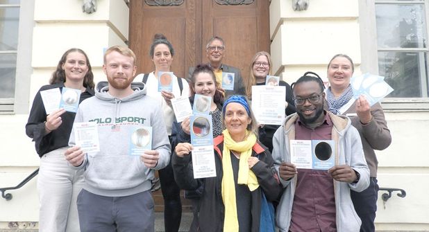 Spiegelkarten für die Demokratie sind das Ergebnis eines interkommunalen Dialogs: Emma Kunz (Gemeinde Malente), Tim Törper (Amt Großer Plöner See), Mareike Hauff (Stadt Plön), Madeleine George (Gemeinde Malente), Holger Beiroth (Dersau/Amt Großer Plöner See), Bettina Peschko-Dinzad, Leonie Fuhl, Denzel Egbol und Sophia Schutte (Stadt Eutin, v.li.) wollen ein Zeichen setzen.