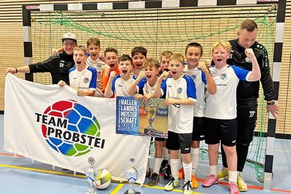 Die Nachwuchsfußballer der D-Jugend vom Team Probstei feiern den Gewinn der Kreishallenmeisterschaft.