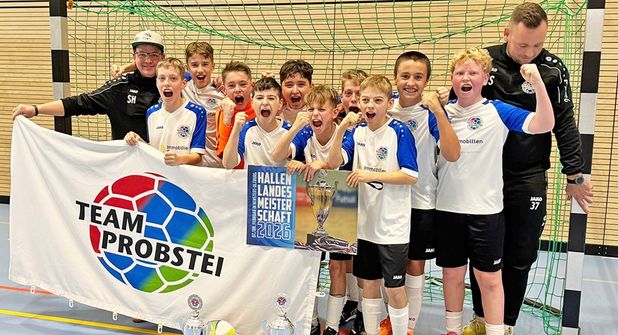 Die Nachwuchsfußballer der D-Jugend vom Team Probstei feiern den Gewinn der Kreishallenmeisterschaft.