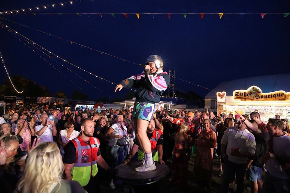 Beim Isselcopter-Auftritt war die gute Laune kein Zufall, denn er begab sich mitten rein in die Crowd und mimte dort den „professionellen Spaßbegleiter“, wie er sich selbst nennt. (Foto: Christian Lück)
