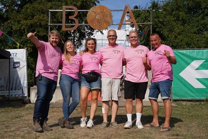 Kurz vor dem Einlass war die Orga-Crew bester Laune, voller Vorfreude, aber auch ein kleines bisschen erschöpft: Hannes Buman, Miriam Gertz, Nadja Krupp, Alexander Krupp, Lasse Hennings und John Nestler (v. lks.) haben mit der Veranstaltung wieder unzählige Arbeitsstunden zugebracht, um ehrenamtlich das Brenkenhagen Open Air zu realisieren.