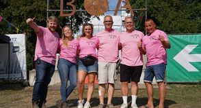 Kurz vor dem Einlass war die Orga-Crew bester Laune, voller Vorfreude, aber auch ein kleines bisschen erschöpft: Hannes Buman, Miriam Gertz, Nadja Krupp, Alexander Krupp, Lasse Hennings und John Nestler (v. lks.) haben mit der Veranstaltung wieder unzählige Arbeitsstunden zugebracht, um ehrenamtlich das Brenkenhagen Open Air zu realisieren.