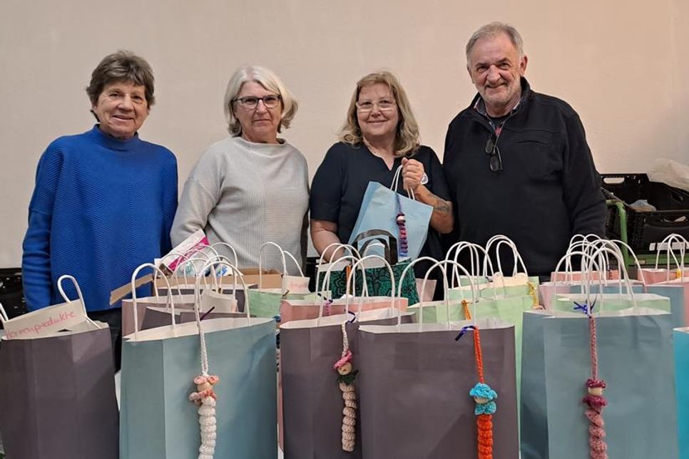 Freuten sich über die Spende: 2. Vorsitzende der Tafel Verena Treppe, stellvertretende Vorsitzende DRK Dahme Helma Gonzales, 1. Vorsitzende DRK Dahme Michaela Howitt und 1. Vorsitzender der Tafel Olf Leder (v. lks.).