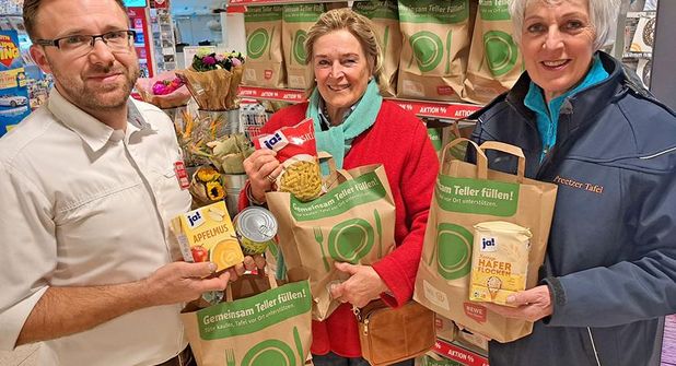 Marktleiter David Schnibben und Tafel-Chefin Dorit Kuhnt freuen sich über die Spende von Erika von Klinggräff (Mitte).
