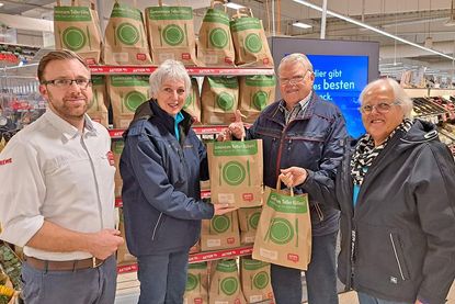 Helga und Peter Weimann haben mit Treckerrundfahrten über 400 Euro eingenommen und auf 500 Euro aufgerundet. David Schnibben und Dorit Kuhnt sind begeistert.