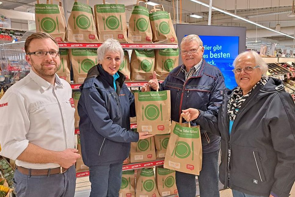 Helga und Peter Weimann haben mit Treckerrundfahrten über 400 Euro eingenommen und auf 500 Euro aufgerundet. David Schnibben und Dorit Kuhnt sind begeistert.