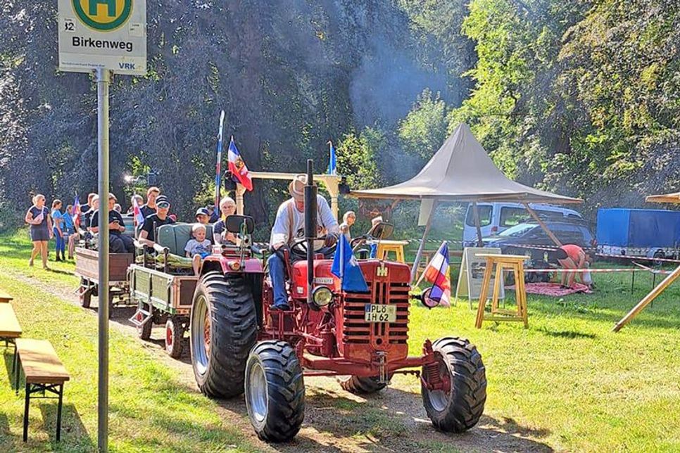 Eine Attraktion auf dem Kinderfest waren die Fahrten mit dem Trecker-Oldtimer.