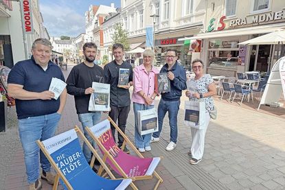 „Nur gemeinsam sind wir erfolgreich“ Tim Aldrup (v.li., Tohuus, Kajott), Orlando Rizzuti (Stumpfes Eck, Markt 17), Regine Mix (Cable Car Clothiers und Arbeitsgruppe Innenstadt der WVE) sowie Eutins Buchhändler Jan Hoffmann zeigen „Eutin erleben“ – die gemeinsame Marketingaktion der Innenstadt mit den Eutiner Festspielen. Falk Herzog freut sich als Geschäftsführer der Festspiele gemeinsam mit Monika Magiera als Fördervereinsvorsitzende.