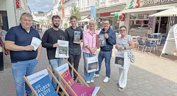 „Nur gemeinsam sind wir erfolgreich“ Tim Aldrup (v.li., Tohuus, Kajott), Orlando Rizzuti (Stumpfes Eck, Markt 17), Regine Mix (Cable Car Clothiers und Arbeitsgruppe Innenstadt der WVE) sowie Eutins Buchhändler Jan Hoffmann zeigen „Eutin erleben“ – die gemeinsame Marketingaktion der Innenstadt mit den Eutiner Festspielen. Falk Herzog freut sich als Geschäftsführer der Festspiele gemeinsam mit Monika Magiera als Fördervereinsvorsitzende.