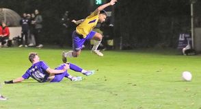 08-Stürmer Leon Dippert (blaues Trikot) leistete auch in der Defensive Schwerstarbeit.