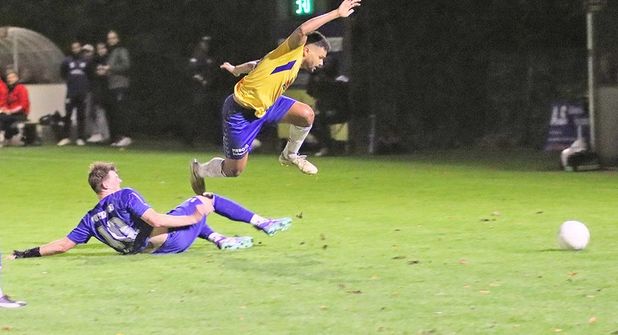 08-Stürmer Leon Dippert (blaues Trikot) leistete auch in der Defensive Schwerstarbeit.