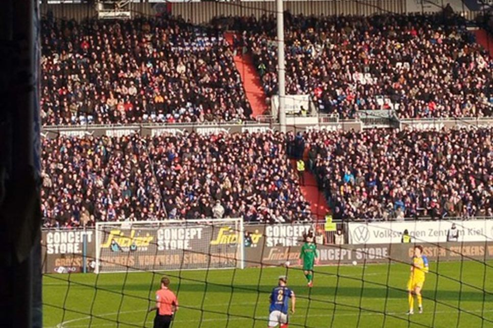 Ein volles Holstein-Stadion sah den KSV-Erfolg.