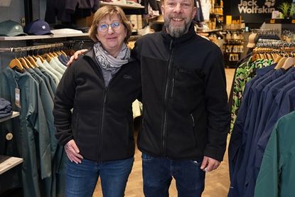 Susanne Kühl wird als eine von zwei Mitarbeitern ihre Kundschaft im Jack Wolfskin Store beraten. Sie und Store-Manager (Jack Wolfskin und Outdoor Ole) Thomas Schneider sind sich einig: Die beiden Geschäfte sind richtig schön geworden.