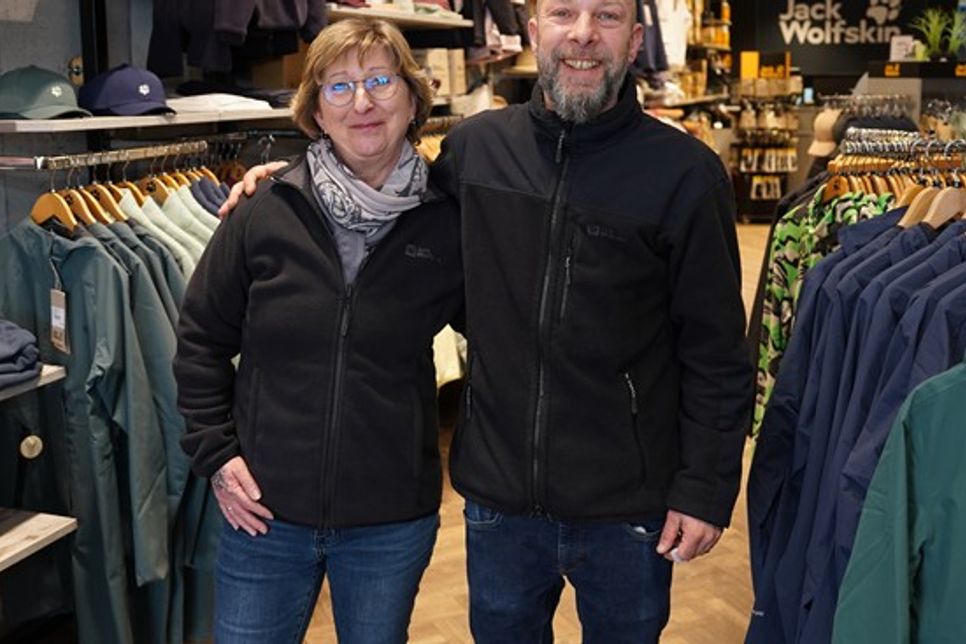 Susanne Kühl wird als eine von zwei Mitarbeitern ihre Kundschaft im Jack Wolfskin Store beraten. Sie und Store-Manager (Jack Wolfskin und Outdoor Ole) Thomas Schneider sind sich einig: Die beiden Geschäfte sind richtig schön geworden.