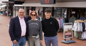 Einkäufer und Erfinder der Eigenmarke Buten Ole Matthias Schneider, langjährige Mitarbeiterin Bianca Ludwig und Matthes Kautz (v. lks.) freuen sich über die gelungene Umgestaltung von Outdoor Ole.
