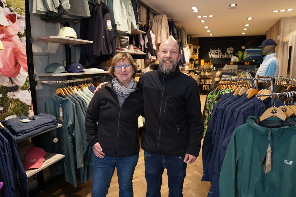 Susanne Kühl wird als eine von zwei Mitarbeitern ihre Kundschaft im Jack Wolfskin Store beraten. Sie und Store-Manager (Jack Wolfskin und Outdoor Ole) Thomas Schneider sind sich einig: Die beiden Geschäfte sind richtig schön geworden.
