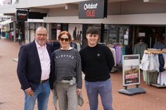 Einkäufer und Erfinder der Eigenmarke Buten Ole Matthias Schneider, langjährige Mitarbeiterin Bianca Ludwig und Matthes Kautz (v. lks.) freuen sich über die gelungene Umgestaltung von Outdoor Ole.