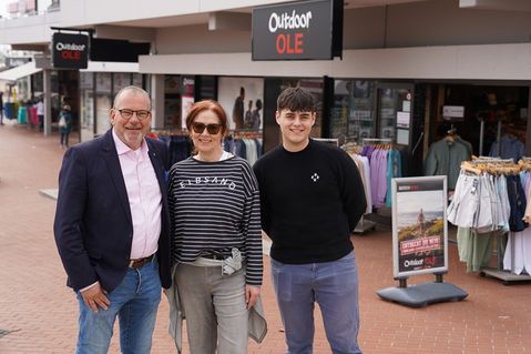 Einkäufer und Erfinder der Eigenmarke Buten Ole Matthias Schneider, langjährige Mitarbeiterin Bianca Ludwig und Matthes Kautz (v. lks.) freuen sich über die gelungene Umgestaltung von Outdoor Ole.