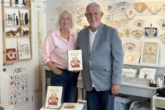 Illustratorin Elke Grotelüschen und Autor Heinrich Evers präsentieren das neue Buch „Meist nich to glöven!“, das am 15. Oktober erscheint.