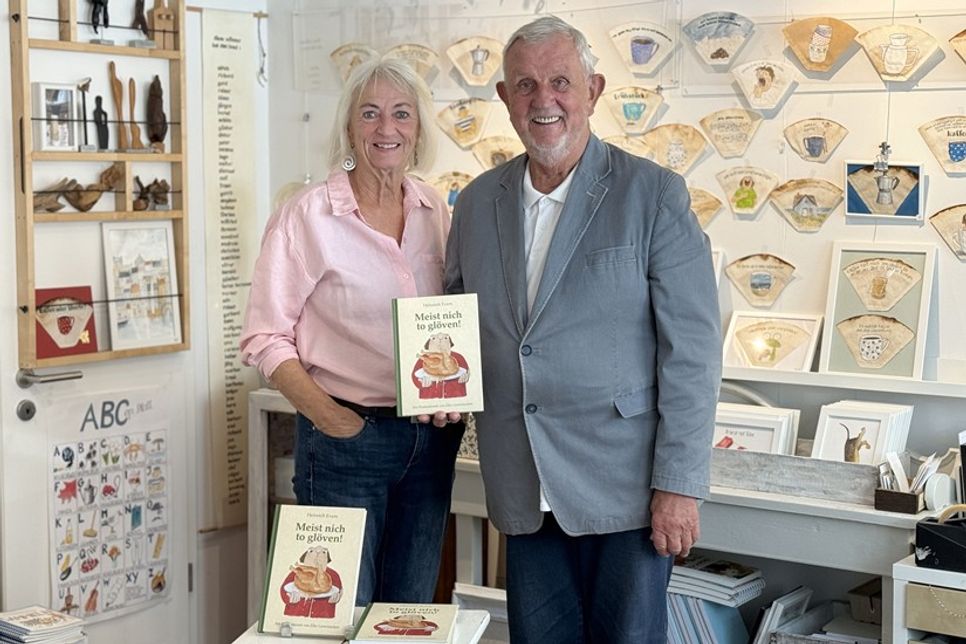 Illustratorin Elke Grotelüschen und Autor Heinrich Evers präsentieren das neue Buch „Meist nich to glöven!“, das am 15. Oktober erscheint.