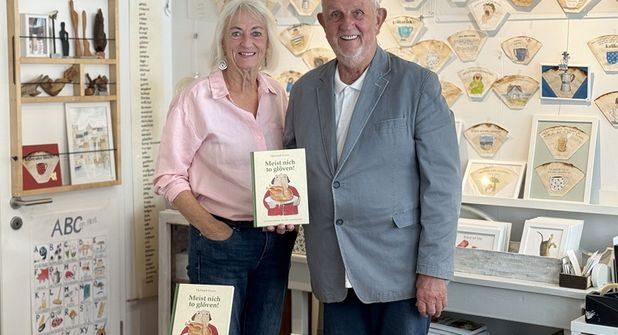 Illustratorin Elke Grotelüschen und Autor Heinrich Evers präsentieren das neue Buch „Meist nich to glöven!“, das am 15. Oktober erscheint.