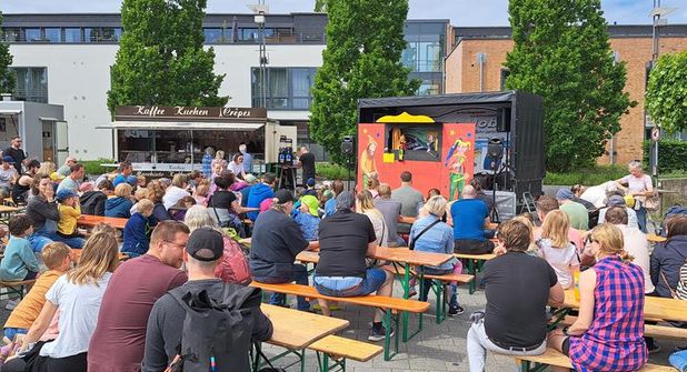 Auf dem Cathrinplatz präsentierten sich im Mai 2024 zahlreiche Vereine und Verbände.